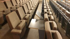 The Max auditorium met klapbare stoeltjes en tafeltjes